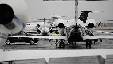 Des avions sont garés au terminal des jets privés de l'aéroport international Harry Reid avant le Super Bowl.