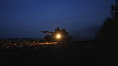 Tanque ucraniano da 110.ª brigada cavalga no terreno quando regressa de uma posição na linha da frente na direção de Pokrovsk, região de Donetsk, Ucrânia, 18 de setembro 2024