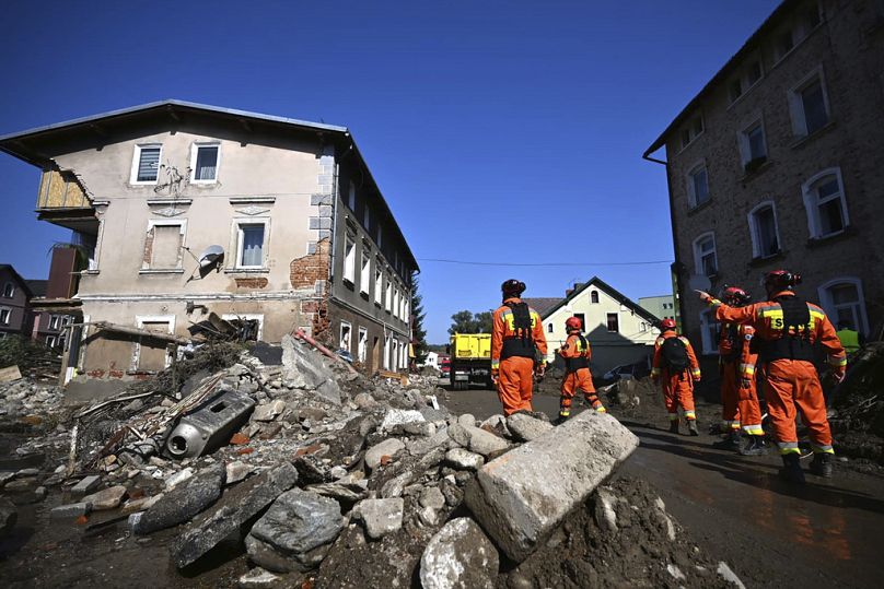 Bombeiros inspecionam a segurança das casas após fortes inundações na cidade de Stronie Slaskie, no sudoeste da Polónia, quarta-feira, 18 de setembro de 2024.