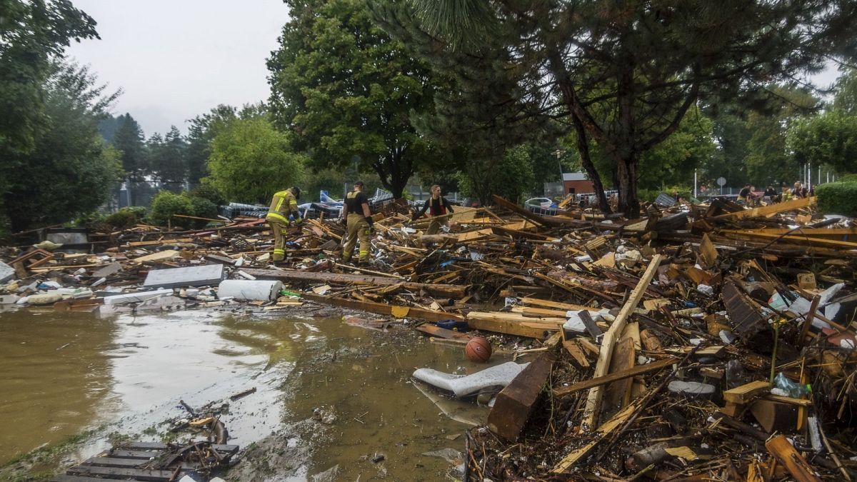 Foto facilitada por el cuerpo de Bomberos de Polonia de destrozos en Glucholazy, en el suroeste del país