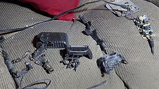 Ein Bombenentschärfungsspezialist der libanesischen Armee zündet ein Walkie-Talkie in Beirut, Libanon, Mittwoch, 18. September 2024.