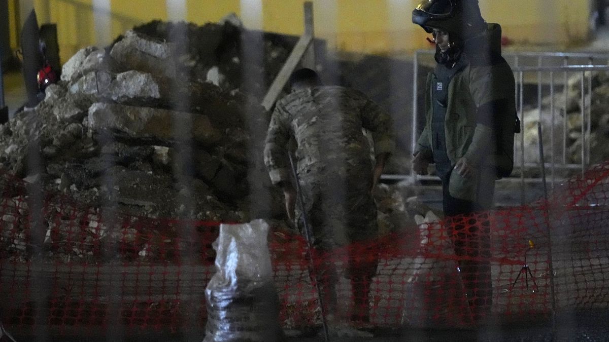 Un especialista en desactivación de bombas del Ejército libanés detona un walkie-talkie en Beirut, Líbano, el miércoles 18 de septiembre de 2024.