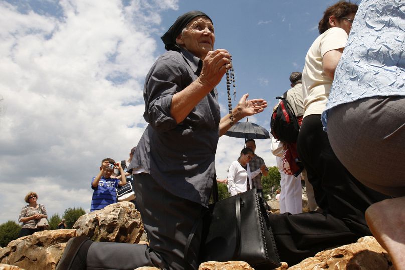 Hacılar, Saraybosna'nın 100 kilometre güneyinde, Bosna'nın güneyindeki Medjugorje kasabasındaki "Hayalet Tepesi"nde dua ediyor, 25 Haziran 2010.