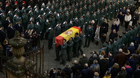 Los agentes de la Guardia Civil despiden a sus compañeros.