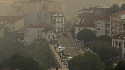 La fumée envahit l'air à Sever do Vouga, une ville du nord du Portugal qui a été touchée par des incendies de forêt.