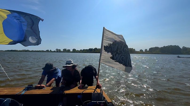 На каждом корабле художники делятся своими творениями и общаются с местными жителями