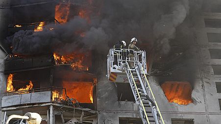 Russische Nachtangriffe auf die Ukraine haben drei Stadtteile in Charkiw getroffen. 