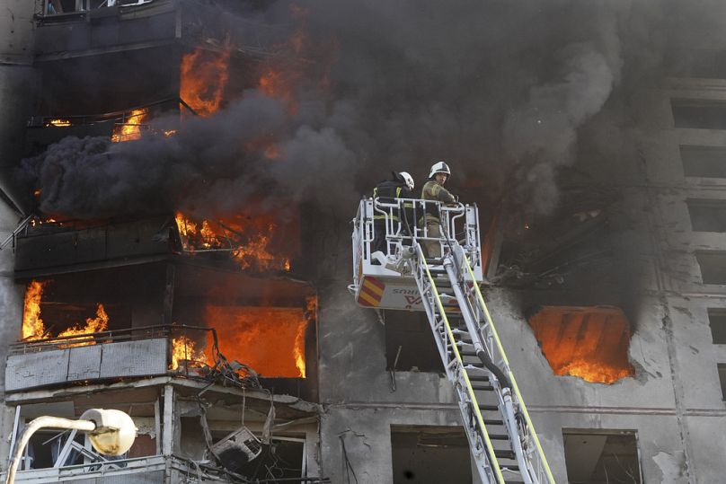 Edificio residenziale colpito da una bomba aerea russa a Kharkiv, in Ucraina