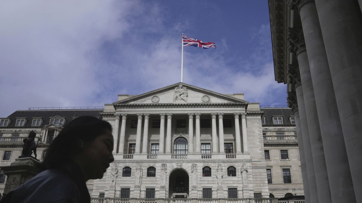 Bir kadın, İngiltere-Londra'da bulunan Bank of England (BoE) binasının önünden geçiyor, 23 Mart 2023