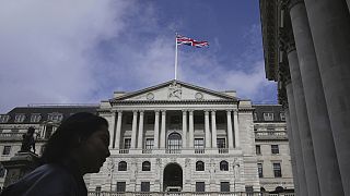 Bir kadın, İngiltere-Londra'da bulunan Bank of England (BoE) binasının önünden geçiyor, 23 Mart 2023