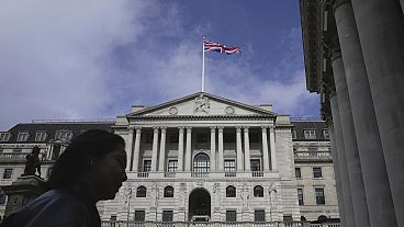 Bir kadın, İngiltere-Londra'da bulunan Bank of England (BoE) binasının önünden geçiyor, 23 Mart 2023