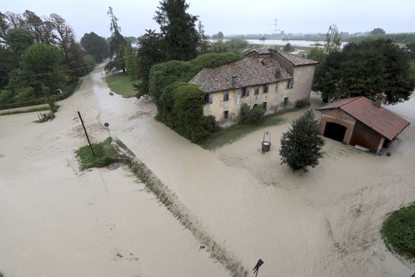 Le fleuve Lamone déborde près de Bagnacavallo, dans la région d'Émilie-Romagne, en Italie, le 19 septembre 2024.