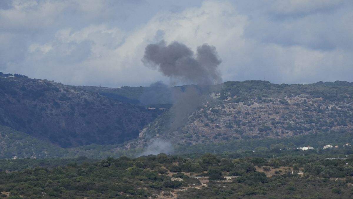 Il fumo si alza nel nord di Israele a seguito di un lancio di razzi dal Libano.