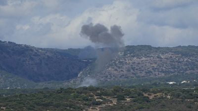 O fumo eleva-se no norte de Israel na sequência de um ataque com rockets do Líbano.