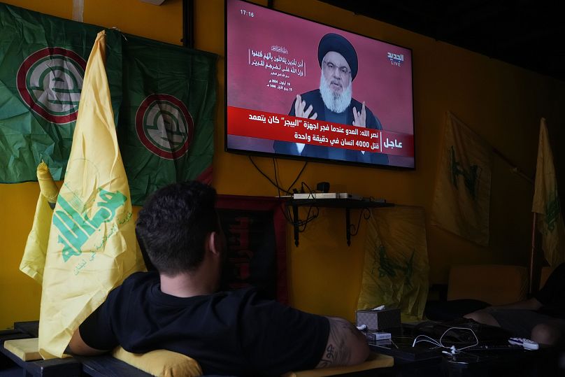 Des personnes regardent le discours du chef du Hezbollah, Hassan Nasrallah, dans un café de la banlieue sud de Beyrouth, le jeudi 19 septembre 2024. 