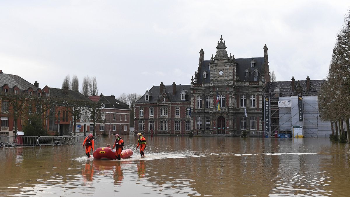 I soccorritori evacuano una persona mentre il fiume Aa esonda ad Arques, nel nord della Francia, giovedì 4 gennaio 2024. 