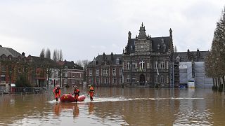 Equipas de salvamento evacuam uma pessoa enquanto o rio Aa inunda Arques, no norte de França, quinta-feira, 4 de janeiro de 2024. 