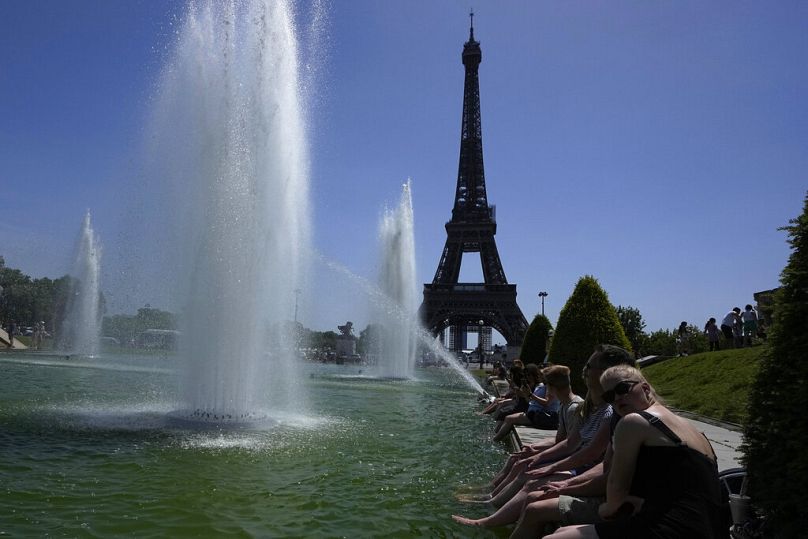 Des personnes se rafraîchissent dans les fontaines du Trocadéro à Paris. 