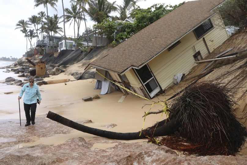 Esta foto proporcionada por el Departamento de Tierras y Recursos Naturales de Hawaii, muestra una casa después de que se derrumbara sobre una playa el 28 de febrero de 2022