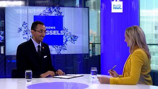 El analista energético Yousef Alshammari habla con Angela Barnes, redactora de negocios de Euronews