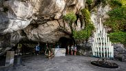 Aunque sólo 15.000 personas viven en Lourdes, entre cinco y seis millones de turistas la visitan cada año.