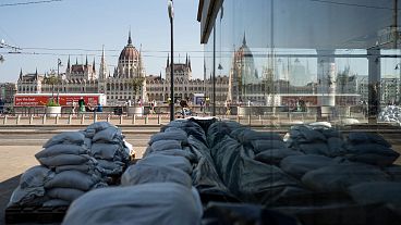 A estação de metro de Budapeste está protegida por sacos de areia depois de o rio Danúbio ter inundado as suas margens.