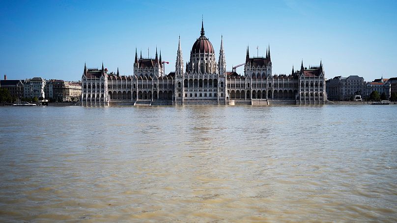 Vista geral do edifício do Parlamento com as águas do Danúbio a subirem