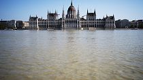 Vue du bâtiment du Parlement alors que le Danube déborde, centre de Budapest, Hongrie, jeudi 19 septembre 2024