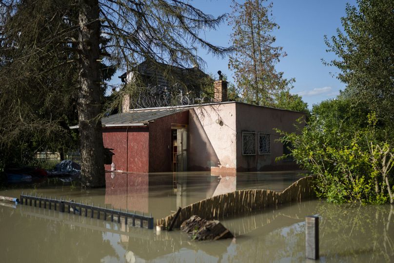 Una casa allagata alla periferia di Szentendre, vicino a Budapest, in Ungheria, mentre il Danubio esonda giovedì 19 settembre 2024