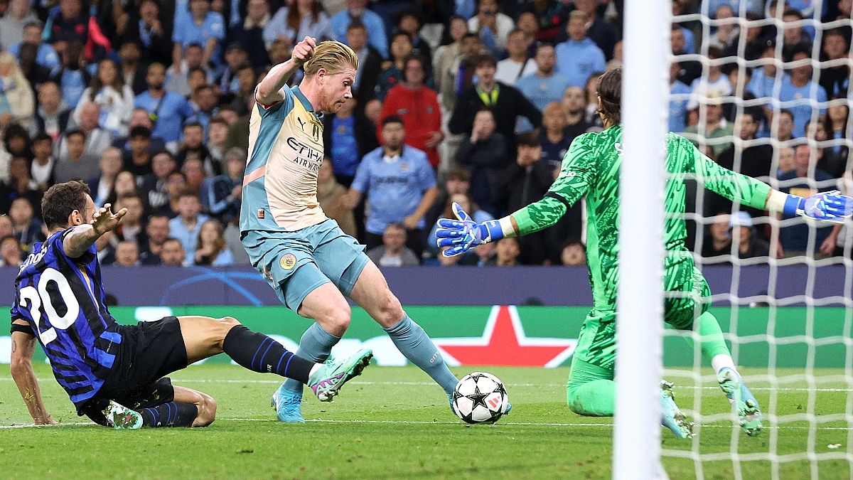 A pénzügyi szabálytalanságokkal vádolt Manchester City játékosa, Kevin De Bruyne kapura lő az Internazionale elleni BL-mérkőzésen a manchesteri Etihad Stadionban 2024.09.18-án