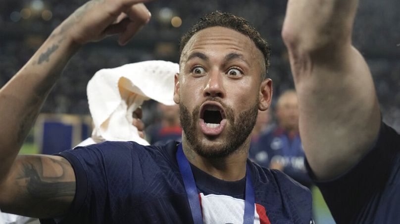 Neymar a PSG mezében, miután csapata 4-0-ra nyert a Nantes ellen a Francia Szuperkupa mérkőzésen Tel-Avivban, 2022.07.31-én.