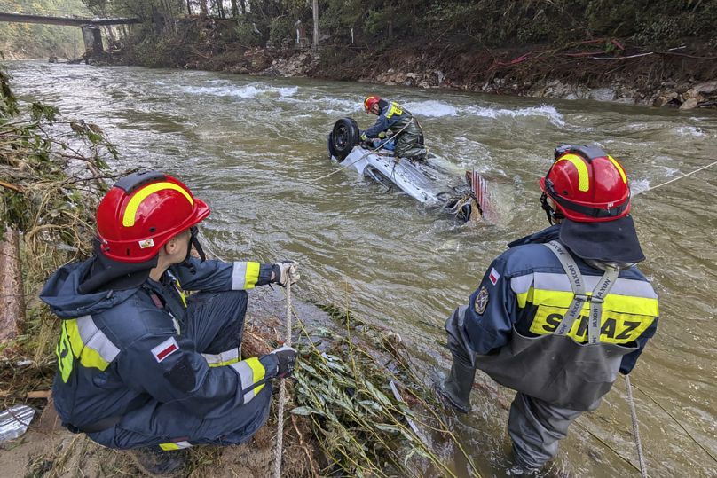 Bombeiros a trabalhar numa inundação, perto de Stronie Slaskie, no sudoeste da Polónia, na quinta-feira, 19 de setembro