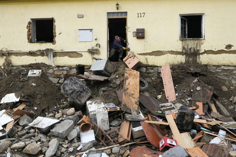 Un homme jette des biens et des meubles endommagés à Mikulovice, en République tchèque.