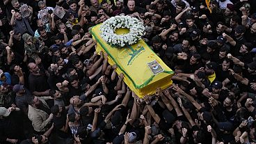 Membros do Hezbollah carregam o caixão do seu camarada que foi morto pela explosão de um dispositivo portátil.