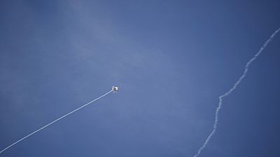 O sistema de defesa aérea israelita Iron Dome dispara para intercetar um foguete disparado do Líbano, no norte de Israel