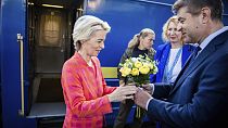 La présidente de la Commission européenne, Ursula von der Leyen, à gauche, est accueillie à son arrivée à la gare de Kiev, en Ukraine, le vendredi 20 septembre 2024.