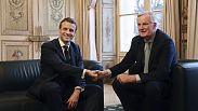 Emmanuel Macron, à esquerda, aperta a mão ao então negociador-chefe da União Europeia para o Brexit, Michel Barnier, no Palácio do Eliseu, em Paris, na sexta-feira, 31 de janeiro de 2020.