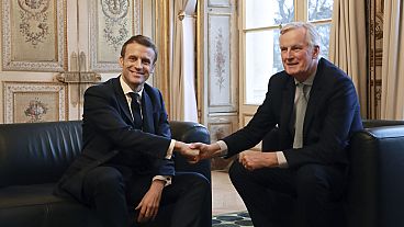 Emmanuel Macron, à esquerda, aperta a mão ao então negociador-chefe da União Europeia para o Brexit, Michel Barnier, no Palácio do Eliseu, em Paris, na sexta-feira, 31 de janeiro de 2020.