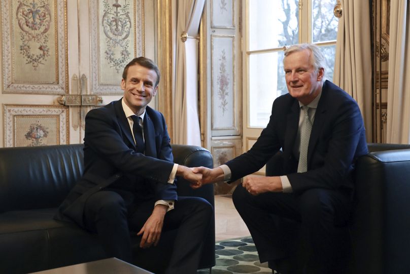 Emmanuel Macron com Michel Barnier em 2020