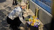 Ursula von der Leyen dépose un bouquet de fleurs sur un mur commémorant les soldats ukrainiens tombés pendant la guerre avec la Russie, à Kiev, en Ukraine, 20.09.2024