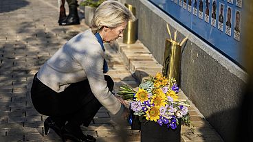 Ursula von der Leyen dépose un bouquet de fleurs sur un mur commémorant les soldats ukrainiens tombés pendant la guerre avec la Russie, à Kiev, en Ukraine, 20.09.2024