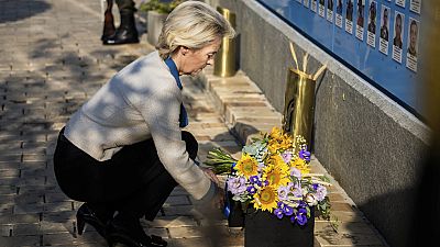 Ursula von der Leyen dépose un bouquet de fleurs sur un mur commémorant les soldats ukrainiens tombés pendant la guerre avec la Russie, à Kiev, en Ukraine, 20.09.2024