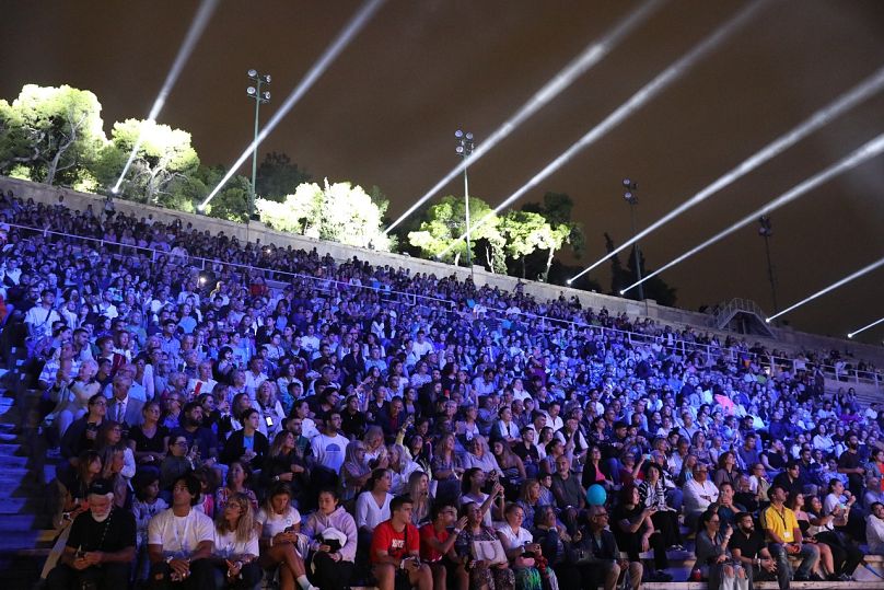 ΚΟΣΜΟΣ ΣΤΟ ΚΑΛΛΙΜΑΡΜΑΡΟ