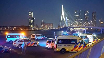 Sur cette image réalisée à partir d'une vidéo fournie par Media TV, du personnel intervient lors d'une agression à l'arme blanche à Rotterdam.