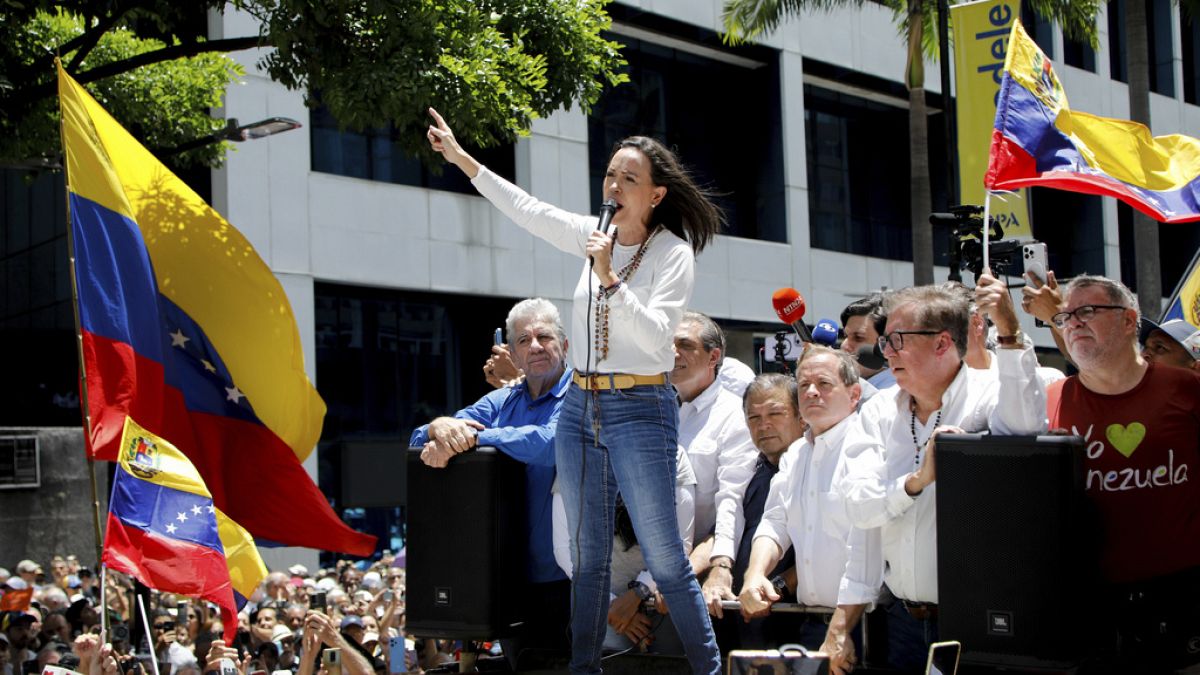 Venezuela eski milletvekili ve muhalefet lideri María Corina Machado bir mitingde konuşma yapıyor