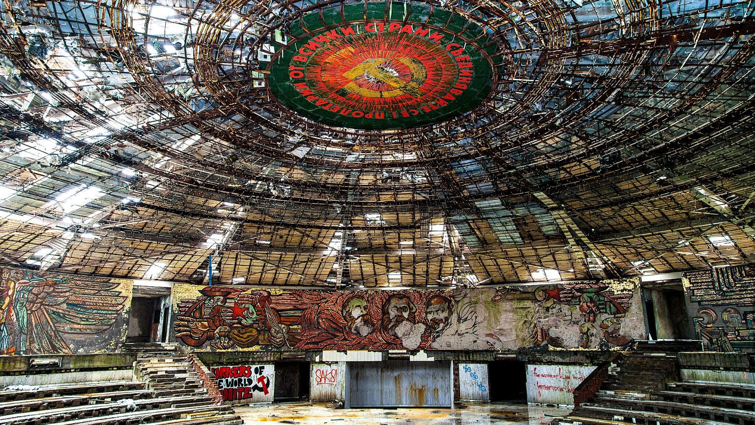 冬ギフト  Bulgarian Communist monument that attracts 50,000 urban パンツ
