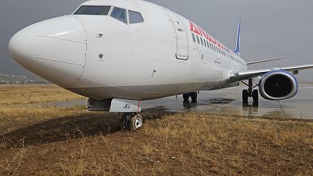 Ankara-Yüksekova seferi yapan AJet Havayolları’na ait yolcu uçağı Yüksekova'daki Selahaddin Eyyubi Havalimanı'nda inişi sonrası yoğun yağış nedeniyle pisten çıktı.