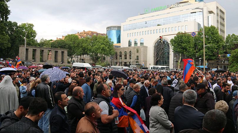 Ermenistan'ın Azerbaycan'a bazı sınır köylerinin kontrolünü devretmeyi kabul etmesinin ardından Paşinyan karşıtı protestolar düzenlendi, 26 Mayıs 2024.