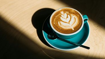 Os preços estão a aumentar nos cafés europeus. 