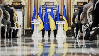 Ursula von der Leyen anunció el préstamo de 35.000 millones de euros en una visita a Kiev.